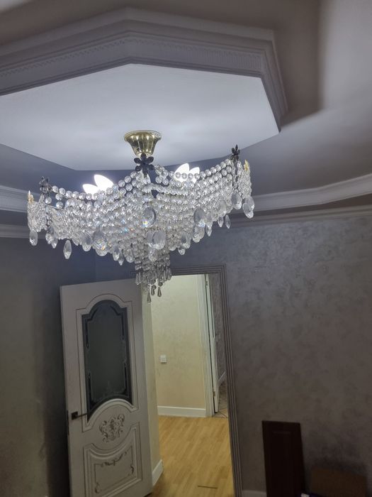 Люстры продам три