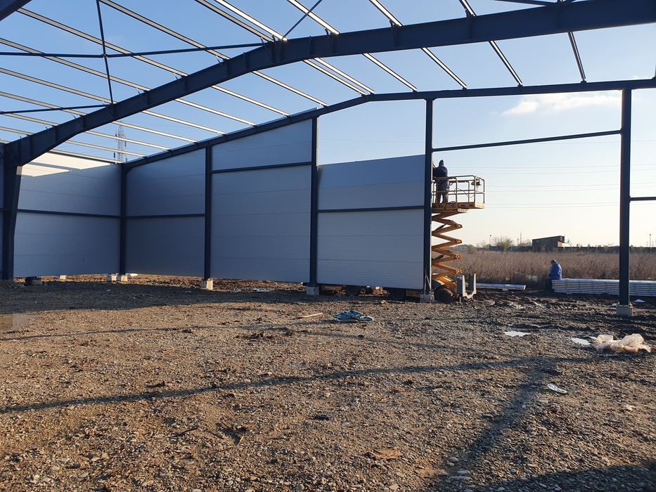 Vand hala metalica 17m x 26m complecta cu panou
