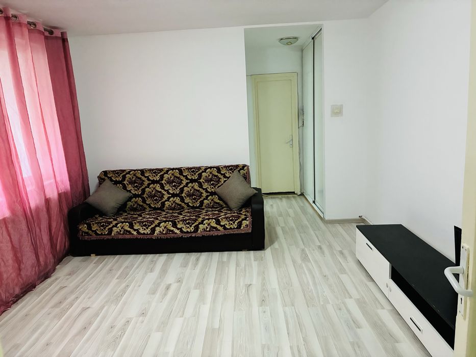 Inchiriez apartament cu 3 camere-Central