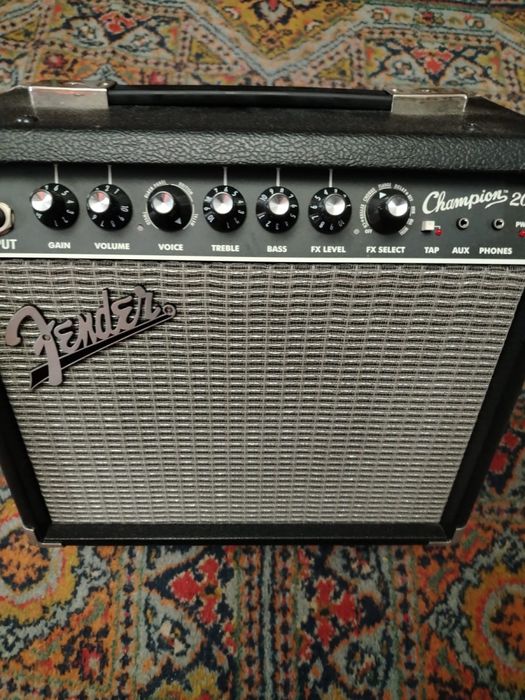 Продам комбоуселитель Fender Champion 20