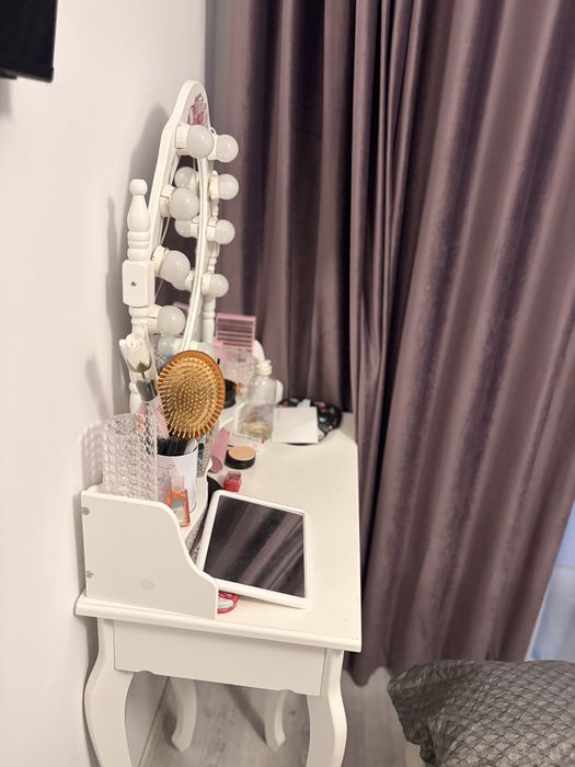 Masuta machiaj in stare buna cu scaunel