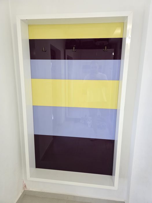 Cuier cu sticla colorata