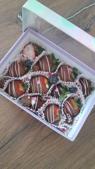 Realizez căpșuni in ciocolată