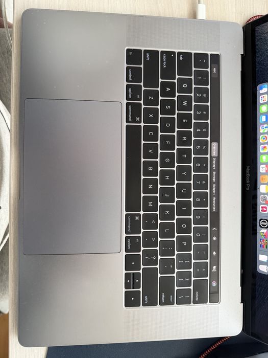 MacBook Pro 15 inch (2016) i7 / 16GB RAM – functional, baterie uzata