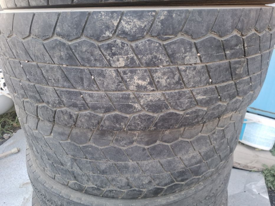 Продам резину б/у 295/80/22,5
