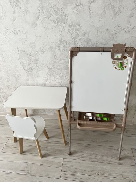 Продам срочно детский стол и стульчик, доску мольберт