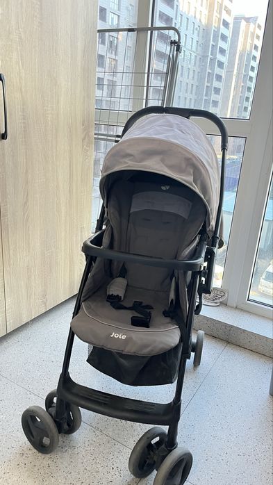 Продам детскую коляску Joie