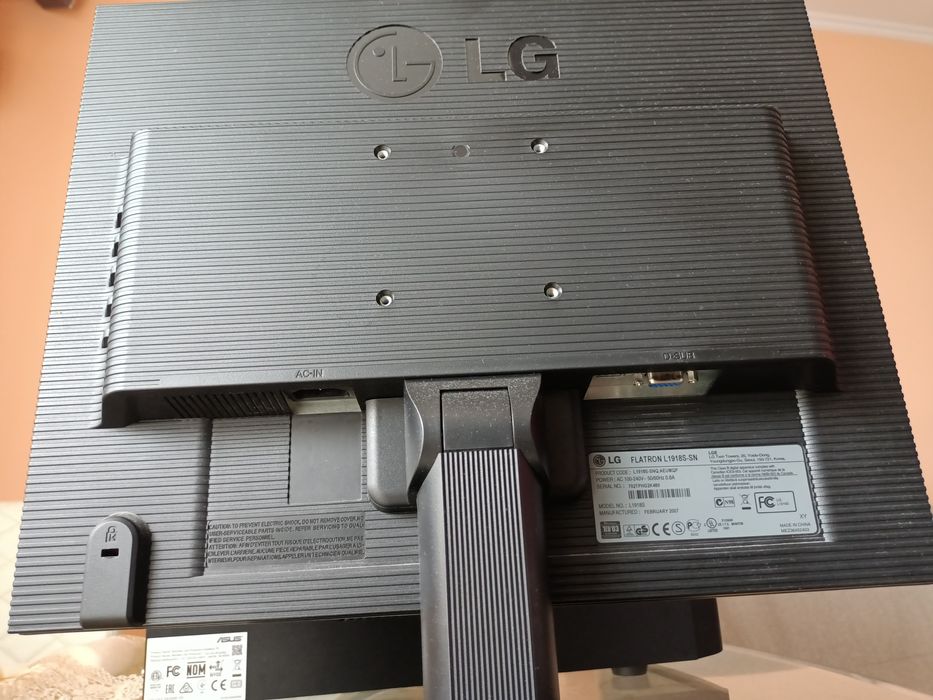 Calculator ASUS cu monitor LG