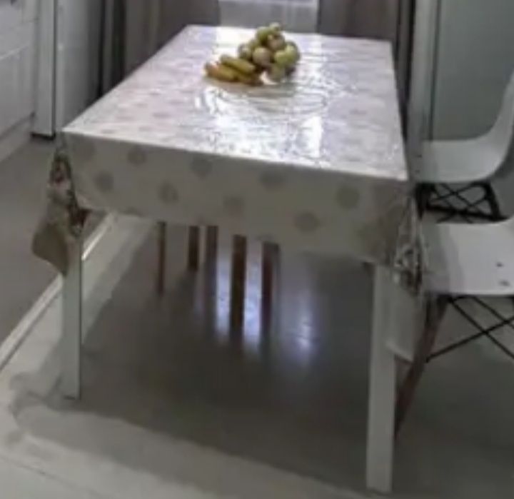 Продам стол белый