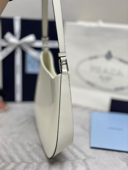 Prada Cleo чанта бяла