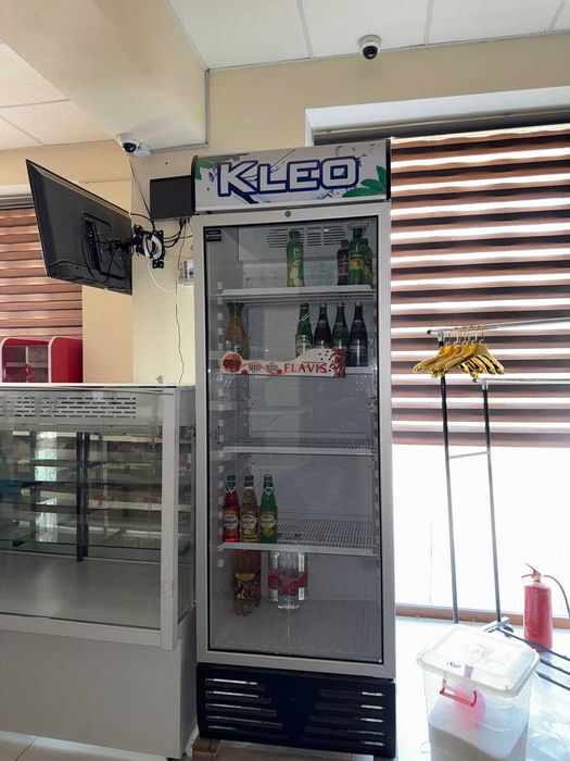 Vitrina pishiriq va boshqa xolodilniklar sotilati holati 100% ideal