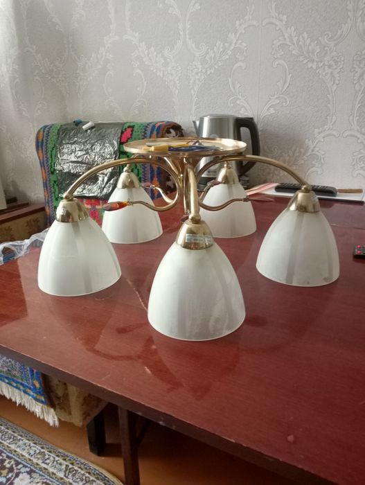 Продам потолочную люстру в