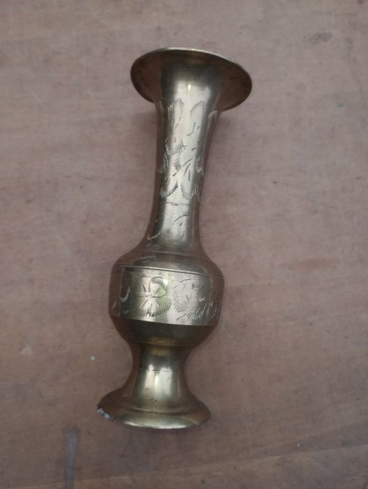 Vază decorativă din alamă, cu model floral gravat manual