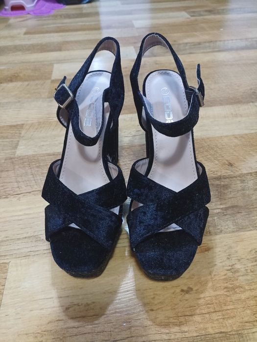 Pantofi cu toc înalt de dama!