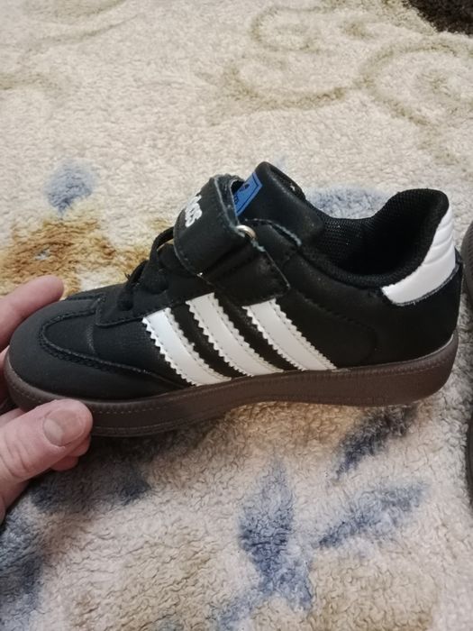 Продам детские  кросовки Адидас !