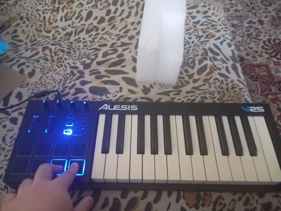 Alesis V25 MIDI-клавиатура, отличное состояние, срочно как новая