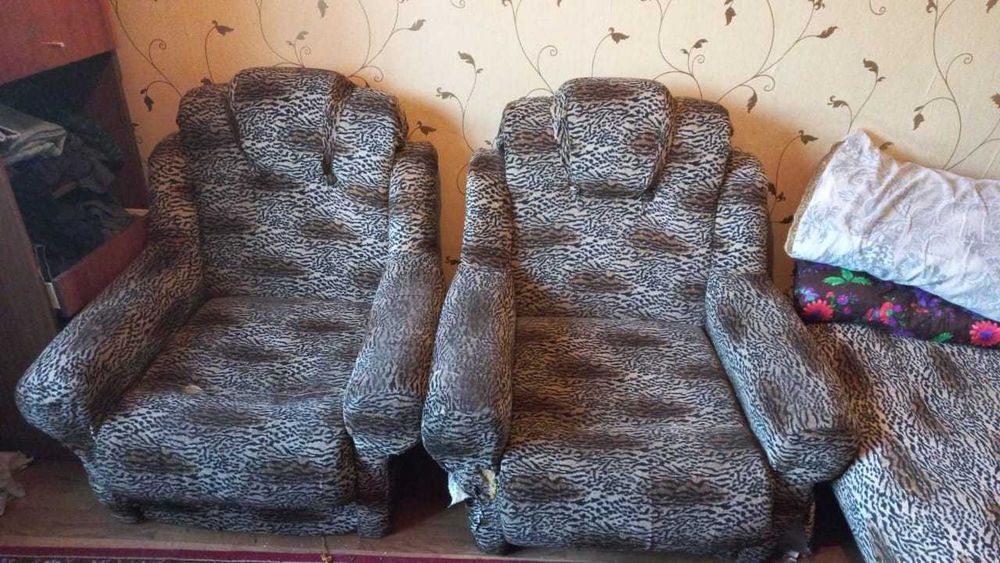 Отдам диван и 4 кресла