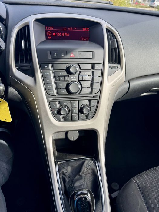 Opel Astra J an 2011 1.7Cdti cp 110 Pret  3200€uro