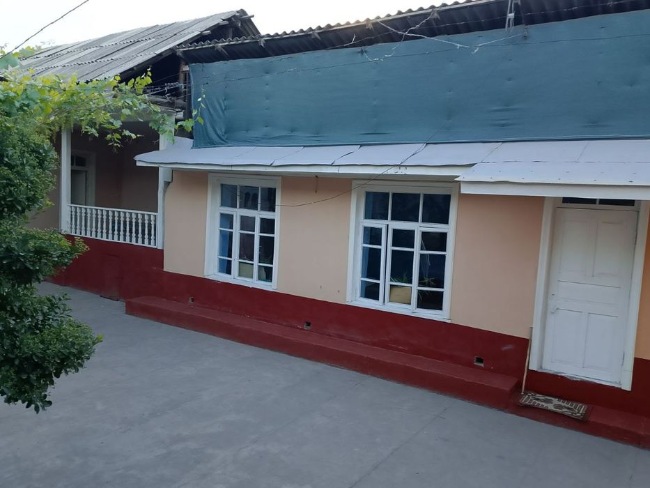 Shahrixonda hovlilik uy srochna sotiladi