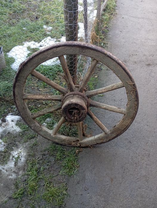 Roata antică de lemn pt căruță