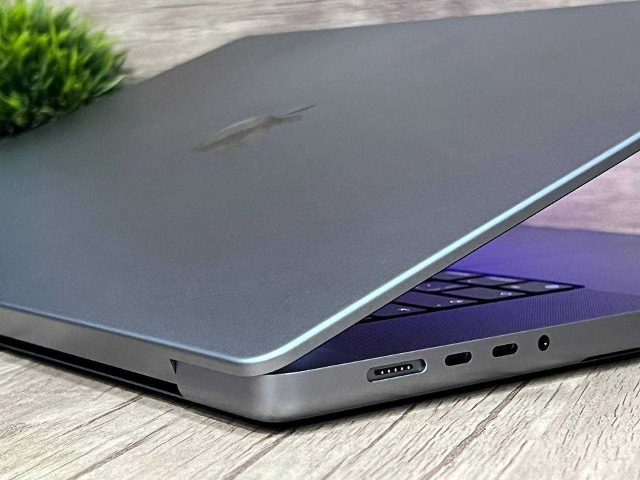 новый MacBook Pro 16” M1 Pro / 16Gb / 512 Gb / 16GPU