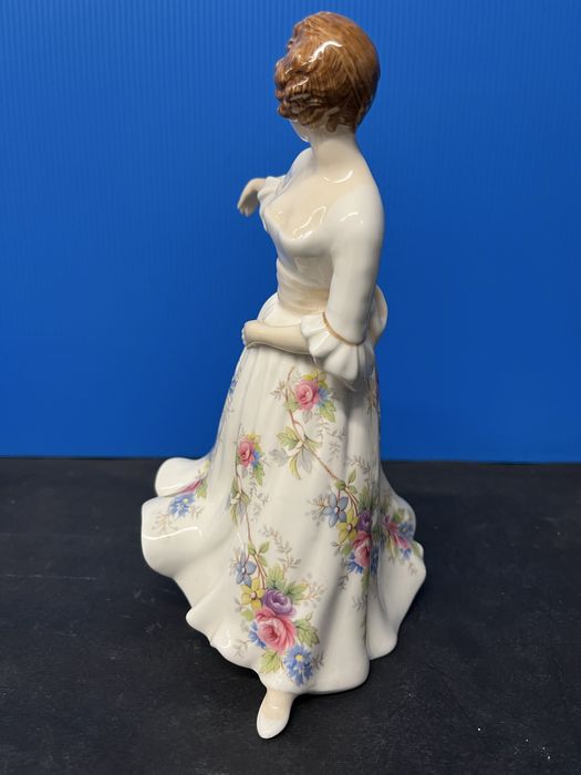 Красива,порцеланова фигура-Royal Doulton,England