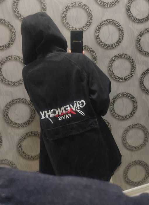 Продам джинсовую новую куртку стильную