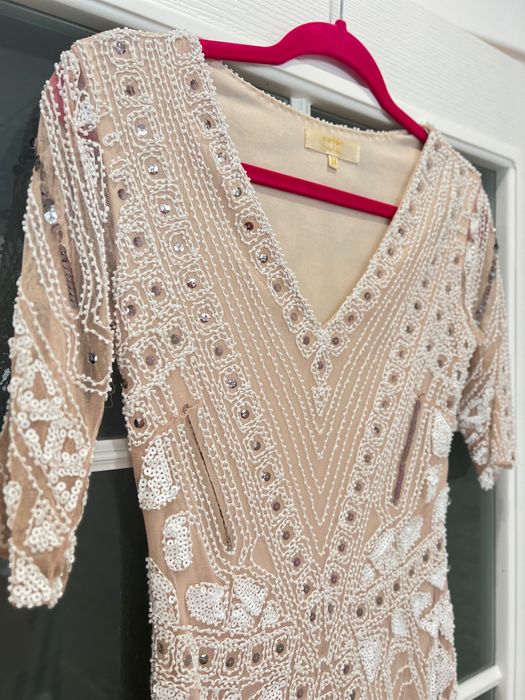 Бежова рокля на мъниста и паети