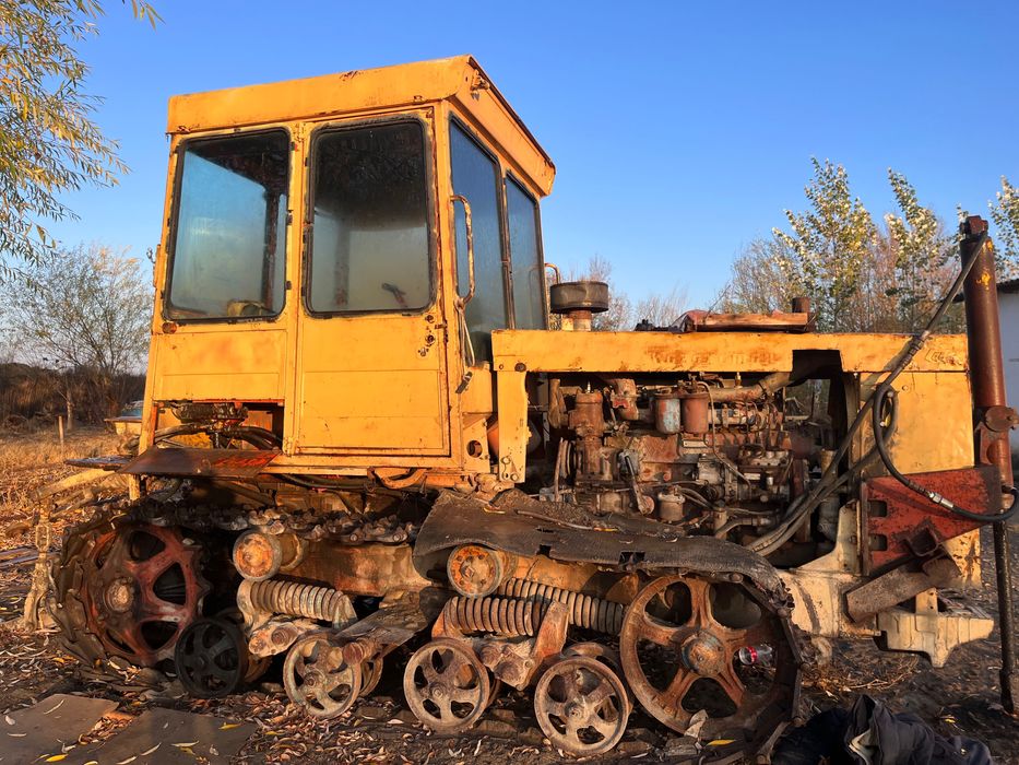 ДТ 75  қасында соқасы мен күрегі бар