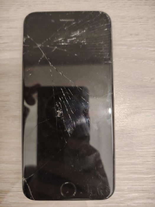 Продаю айфон 6, в подарок  чехол