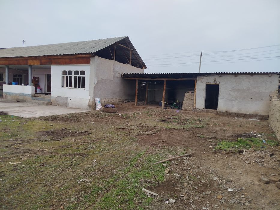 Uy sotiladi Toshkent viloyati oqqoʻrgʻon  su svet gaz bor sharoyit bor