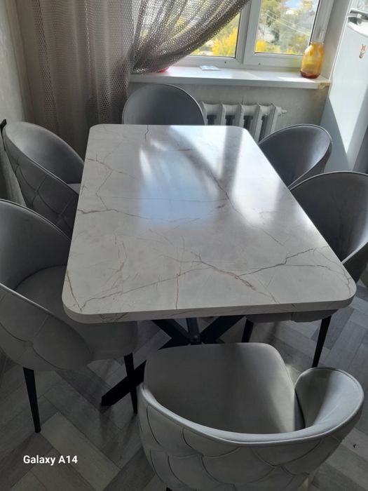 Продам кухонный стол со стульями