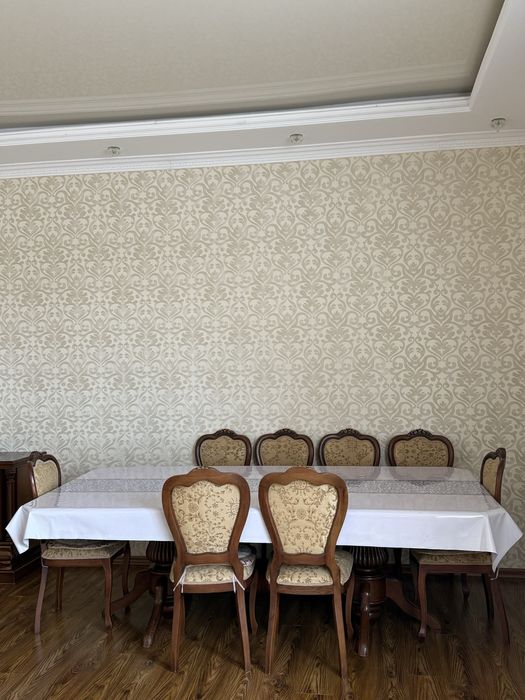 Стол со стулями.