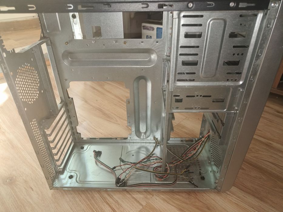 Vând carcasă PC Delux - ATX Mod Tower