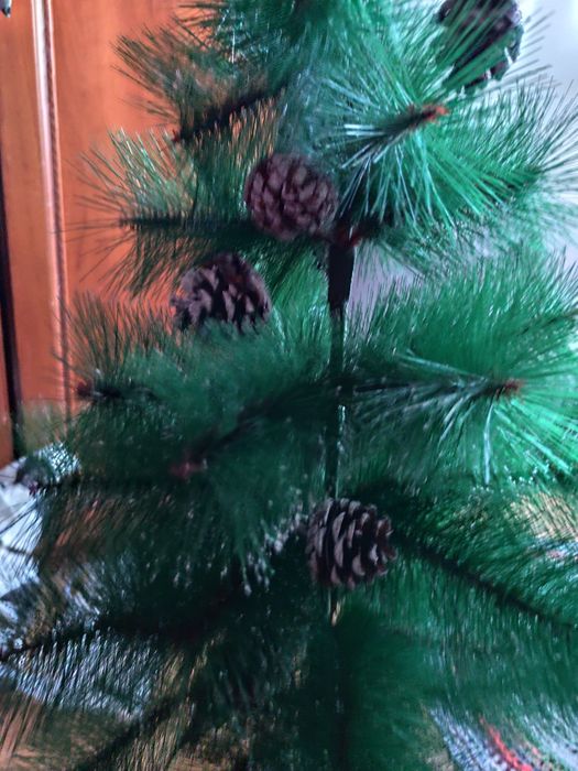 Коледна елха със шишарки и стойка