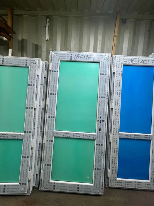 Пластиковая дверь