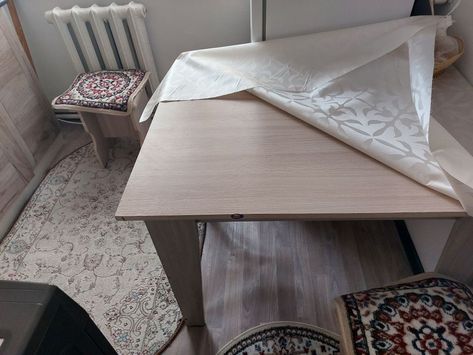 Стул и 4 табуретки с ковриками