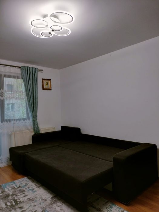 Vând canapea extensibilă cu 2 spații de depoItare