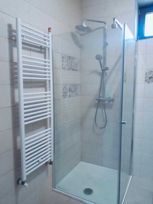 amenajari bai interioare zugraveli izolatii