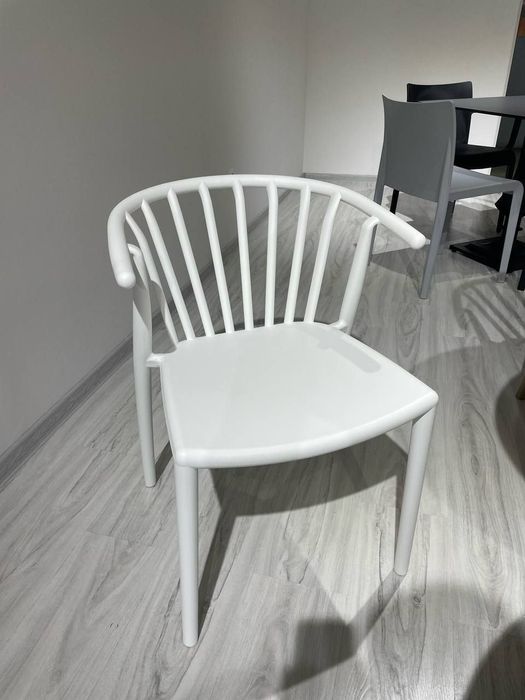 Стол и стулья от производителя. модели Италия.