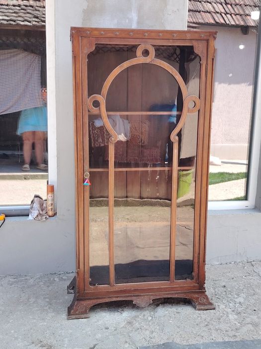 Vitrina din lemn cu geam