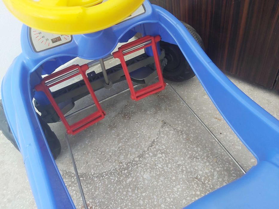 Masinuta cu pedale pt copiii cu varsta cuprinsa intre 2 si maxim 5 ani