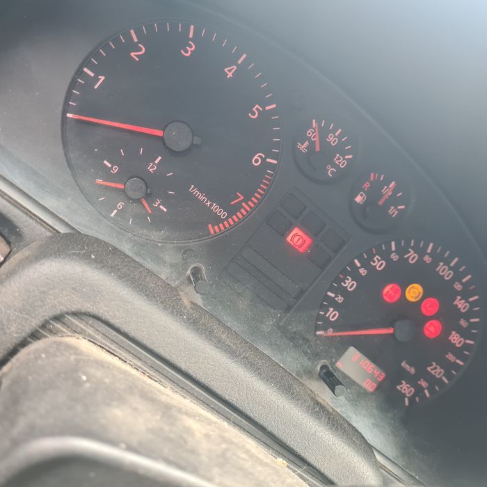 Продавам ауди а4 1.8