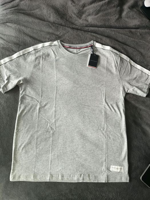 Tommy Hilfiger Tee logo tricou gri deschis cu logo pe umeri  marimea S nou original
