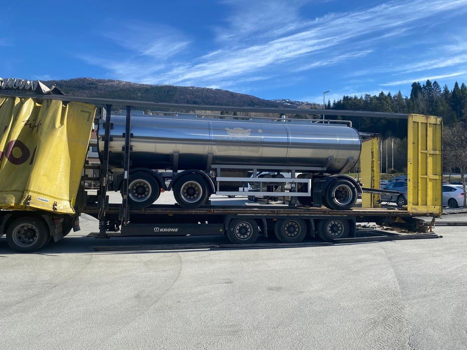 Remorcă cisternă apă,lapte, combustibil, îngrășământ lichid 6/24 litri