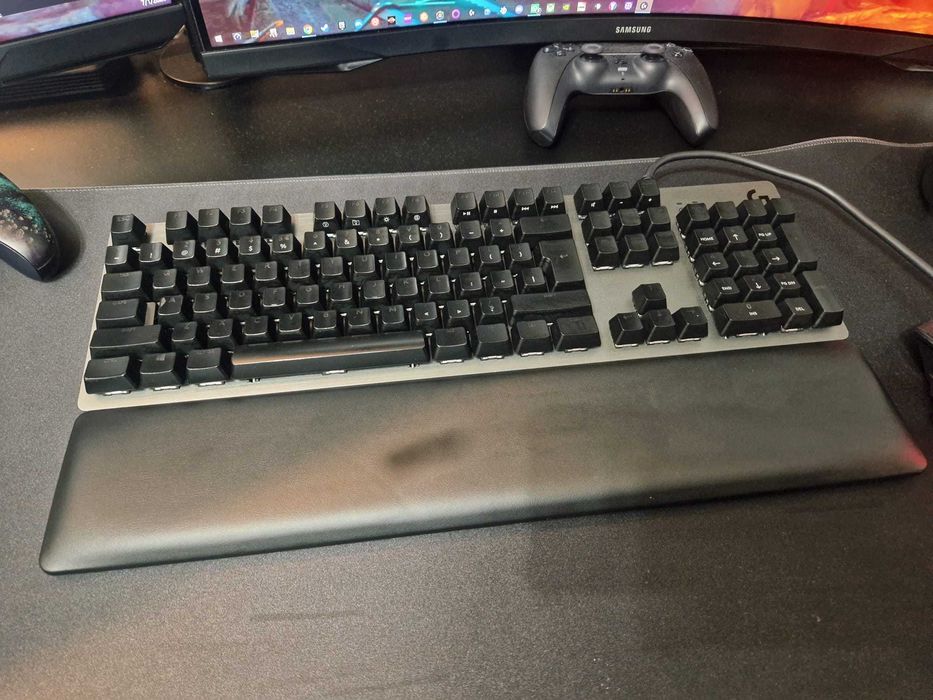 Logitech G512 Carbon + Logitech G513 Palmrest