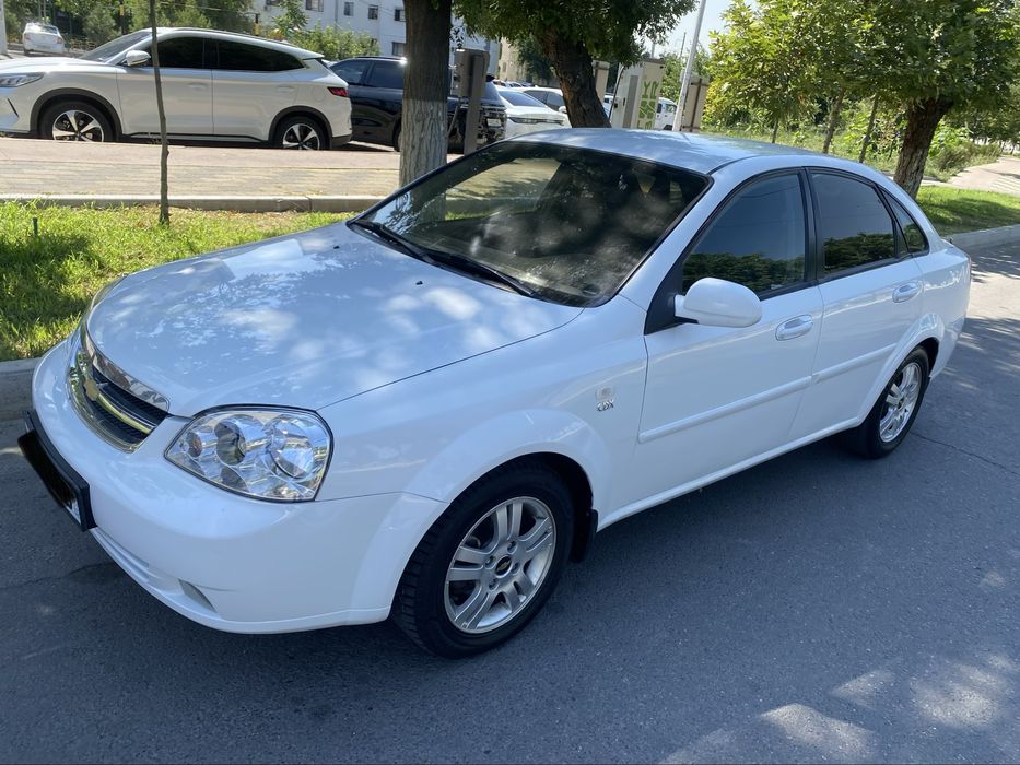 Lacetti 1,8 sotiladi
