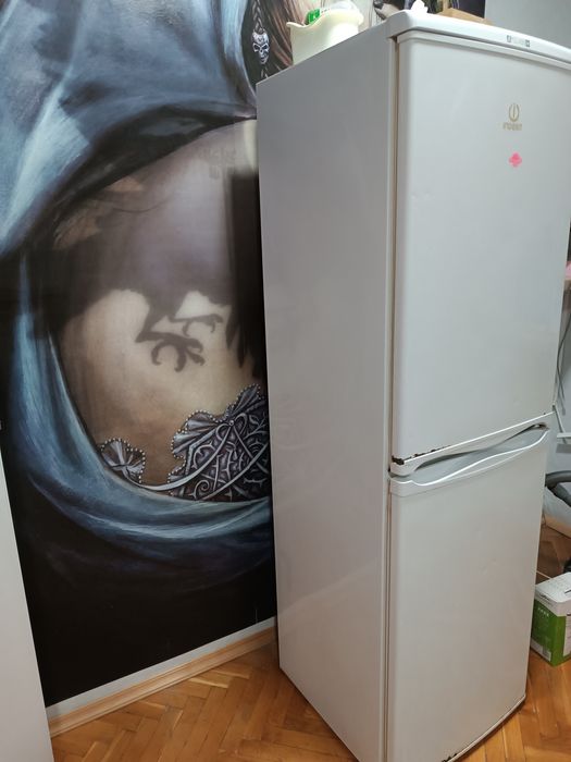 Продавам хладилник с фризер