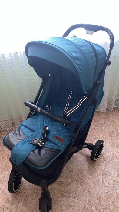 Коляска в зеленым цвете