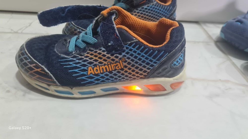 Детски светещи маратонки 26 и крокс 28